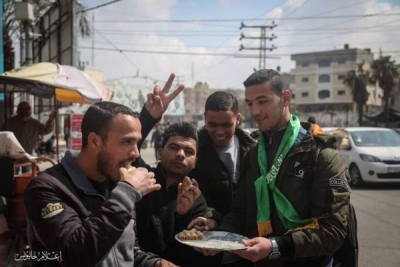 Palestinos celebran el atentado terrorista repartiendo caramelos: "Saludamos a los héroes que lo hicieron"