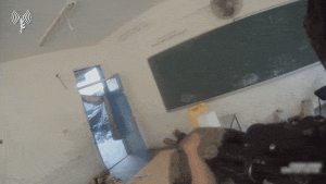 Video: Fuerzas especiales israelíes neutralizan terroristas de Hamás en una escuela de Gaza