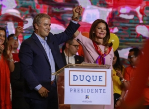 Duque cierra su campaña en el Eje Cafetero, donde lidera en los sondeos