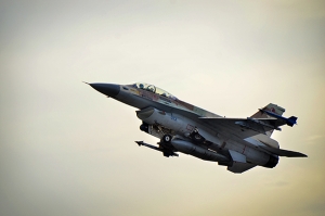 Israel ataca posiciones de Hamás en respuesta al disparo de un cohete